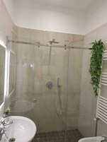 Pantuflas, jabón, papel higiénico