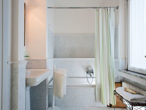 Dusche, Haartrockner, Bidet, Handtücher