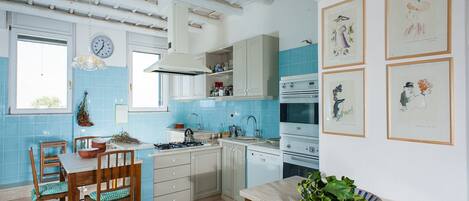 冰箱、微波炉、烤箱、炉灶