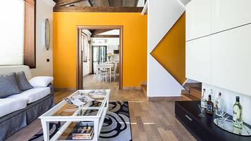 Télévision, lecteur de DVD, baby-foot, table de tennis de table