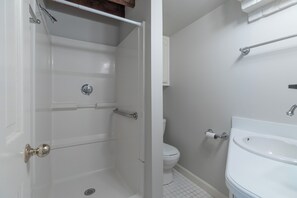 Douche, sĂšche-cheveux, serviettes fournies, savon