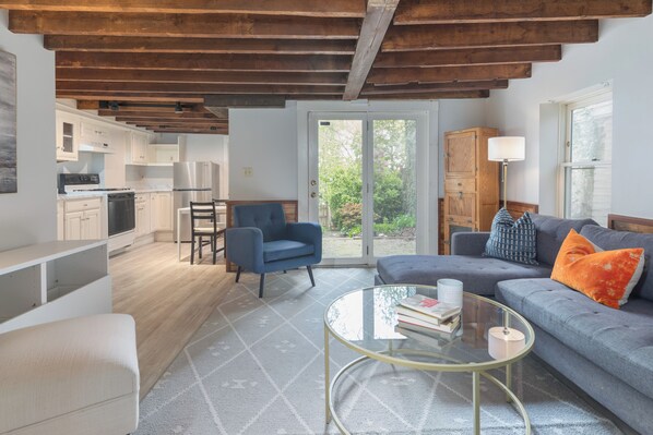 Smart TV - 1 Bed + Office Duplex Located a short Walk in Ideal Location! (Boston)