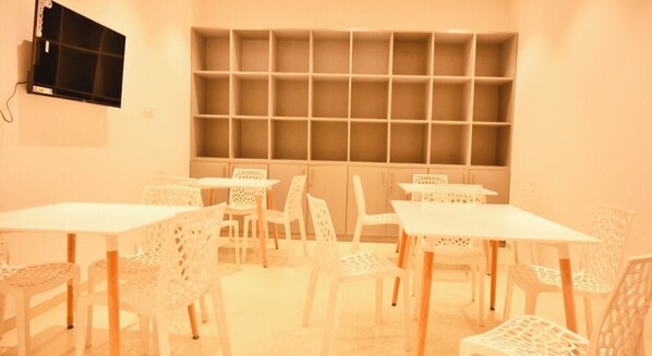 Classic Shared Dormitory | In-room dining