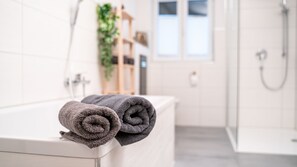 Dusche, Haartrockner, Handtücher, Seife