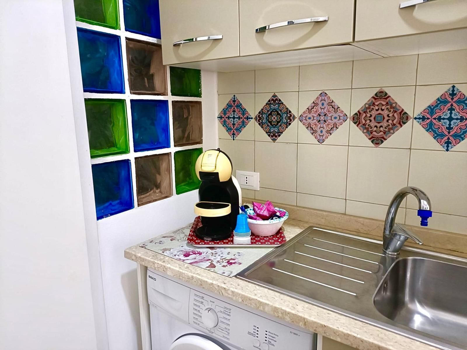 Réfrigérateur, micro-ondes, plaque de cuisson