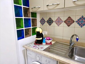 Réfrigérateur, micro-ondes, plaque de cuisson