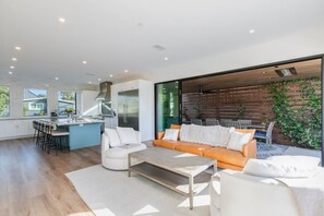 Smart TV, chimenea, videojuegos y estéreo 