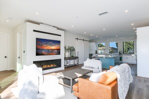 Smart TV, chimenea, videojuegos, libros