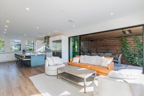 Smart TV, chimenea, videojuegos, libros