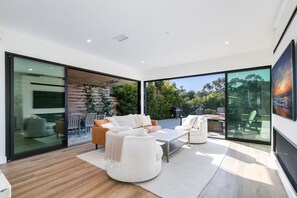 Televisor intel·ligent, llar de foc, videojocs i llibres 