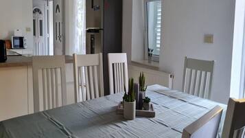 Hus (Three Bedroom Holiday Home with Swimm) | Spisestue