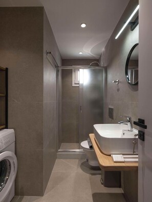 Rumah | Kamar mandi | Shower, pengering rambut, sandal, dan handuk