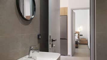 Casa | Banheiro | Chuveiro, secador de cabelo, chinelos, toalhas de banho