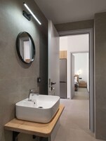 Casa | Baño | Ducha, secador de pelo, zapatillas y toallas