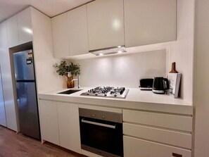 Køleskab, mikrobølgeovn, ovn, kogeplade