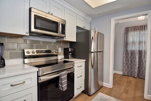 Kühlschrank, Mikrowelle, Herdplatte, Geschirrspüler