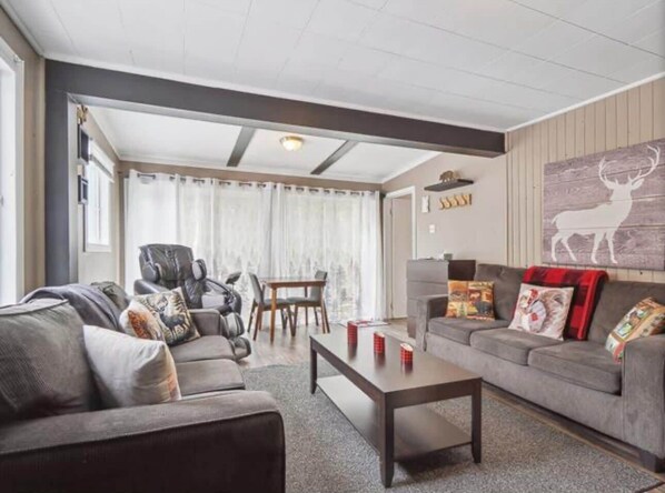 Televisión, chimenea y estéreo 