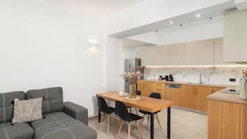 Departamento, 2 habitaciones, balcón | Cocina privada | Refrigerador, horno y parrilla de estufa