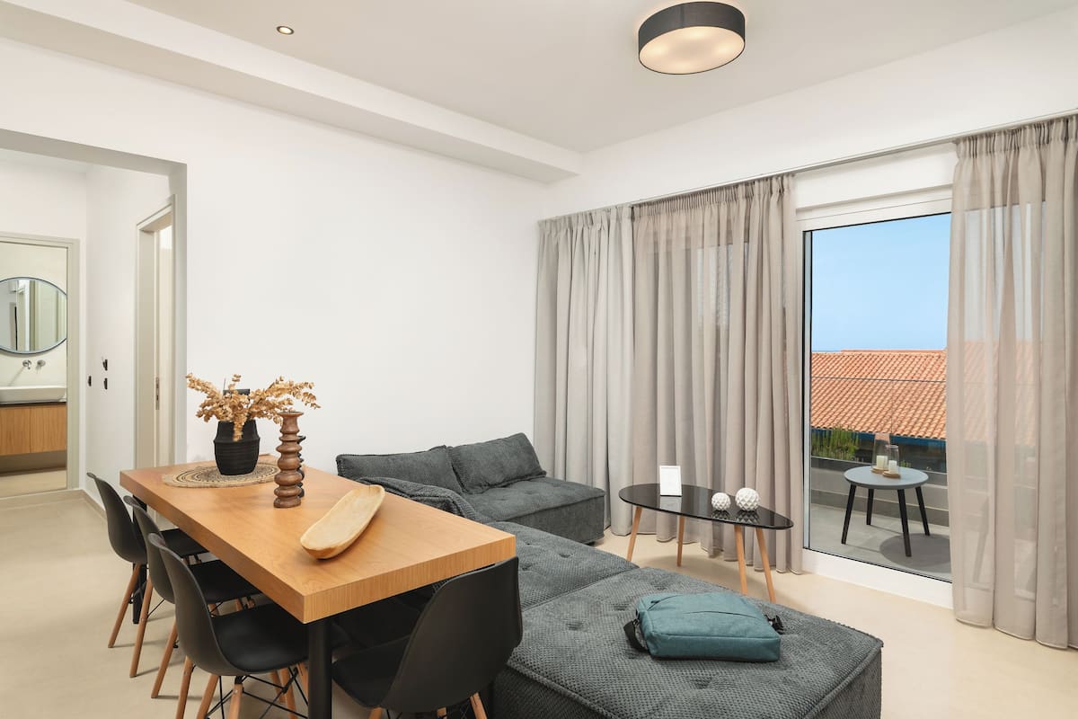 Apartment, 2 Bedrooms, Balcony | Ruang tamu | TV