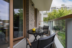 Outdoor dining - Elegant Apartment | Air Conditioning, Parking, Balcony (Warszawa)