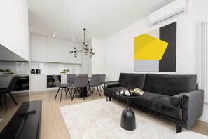 TV, offices - #Domaniewska 24 | Warsaw | Atmospheric Apartment | Wi-Fi (Warszawa)