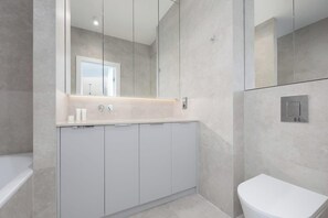 Shower, hair dryer, towels - #Domaniewska 24 | Warsaw | Atmospheric Apartment | Wi-Fi (Warszawa)