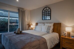 3 bedrooms, iron/ironing board, WiFi, bed sheets