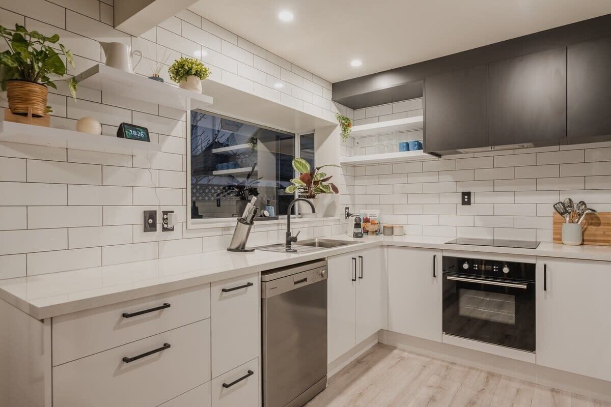 Coffee/tea maker, fridge, microwave, oven