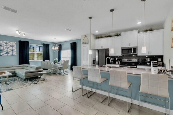 Kylskåp, mikrovågsugn, spishäll och diskmaskin