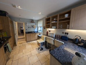 Fridge, microwave, oven, stovetop - 4 Bed House London Hammersmith Fulham Short Let (London)