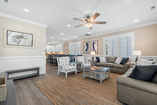 Living area - Mulligan on 12th: 5  BR, 6.5  BA House in Surfside Beach, Sleeps 16 (Surfside Beach)