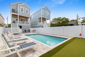 A heated pool - Mulligan on 12th: 5  BR, 6.5  BA House in Surfside Beach, Sleeps 16 (Surfside Beach)