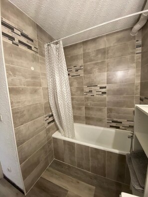 Haartrockner, Handtücher, Toilettenpapier