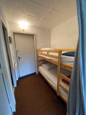 1 Schlafzimmer, Bügeleisen/Bügelbrett, Reisekinderbett, Bettwäsche