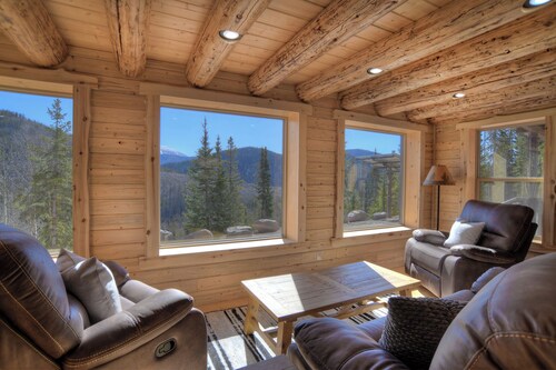 Secluded Off-Grid Mountain Retreat | Pet-Friendly | National Forest