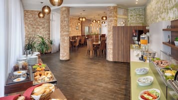 Free daily buffet breakfast