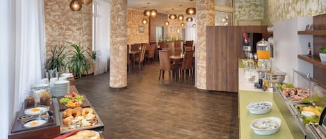 Free daily buffet breakfast