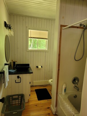 Haartrockner, Handtücher, Seife, Shampoo