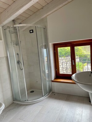 Doccia, asciugacapelli, bidet, asciugamani