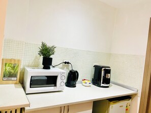 Studio phong cách cổ điển | Bếp riêng | Tủ lạnh nhỏ, lò vi sóng, bếp nấu, dụng cụ pha espresso 