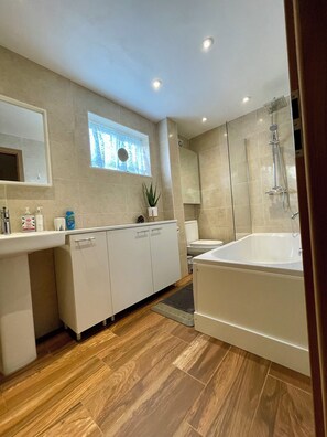 Shower, hair dryer, towels, soap - Charming 4-Bed Home, Priv Entrance, Garden, Modern Kitchen, Spacious Living Area (Banbury)