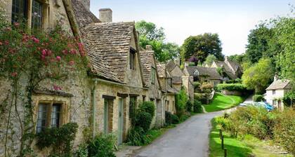 Charming 4-Bed Home, Priv Entrance, Garden, Modern Kitchen, Spacious Living Area