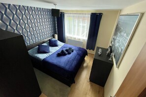 4 bedrooms, desk, iron/ironing board, free WiFi