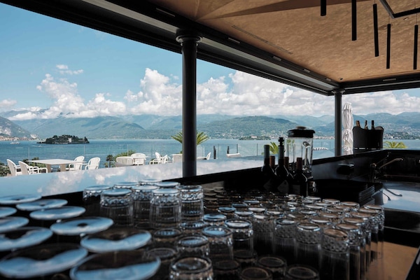 2 bars/lounges