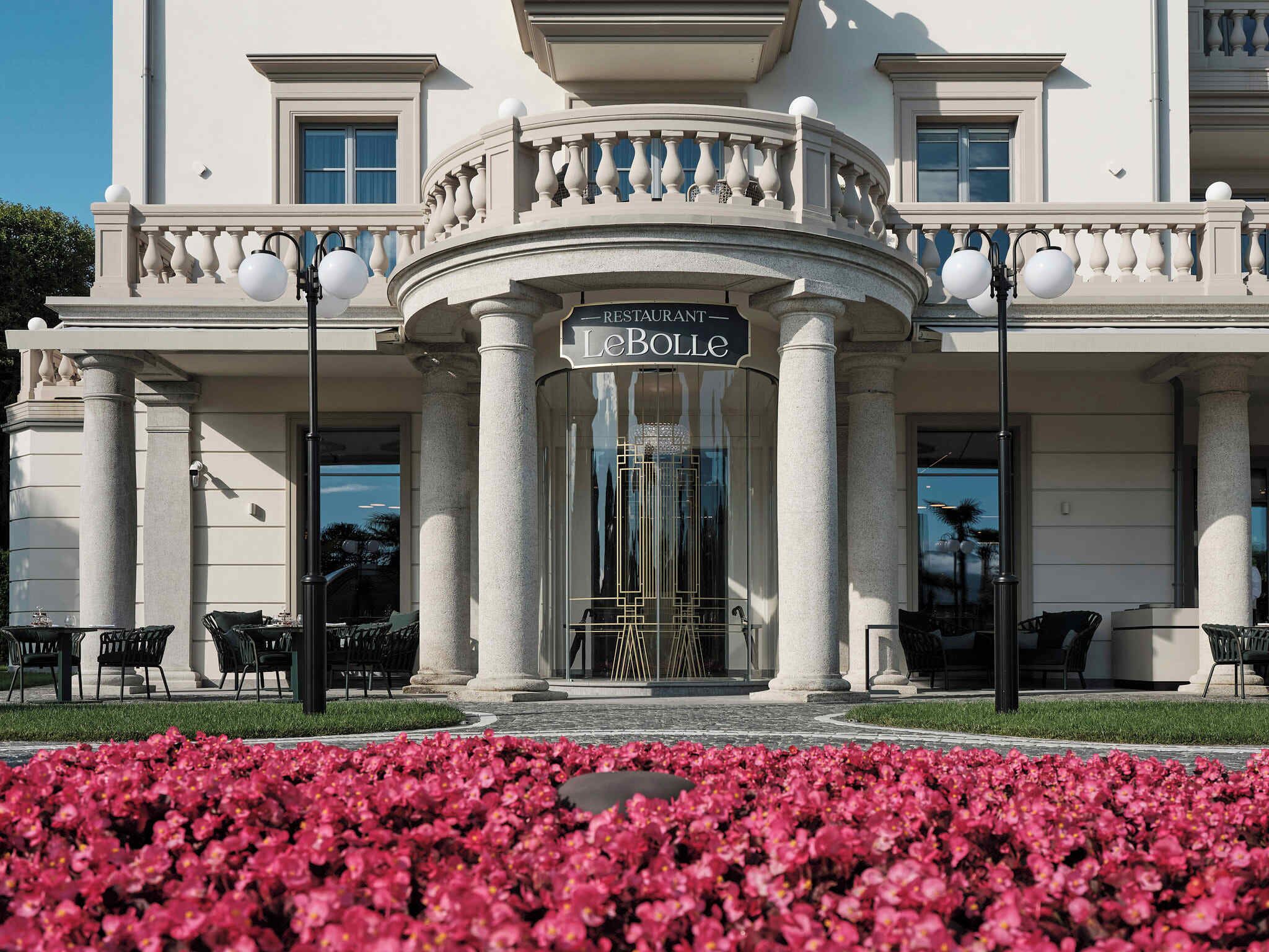 Un edificio clásico con una entrada central, columnas y un letrero que dice 'RESTAURANT LeBolle'.