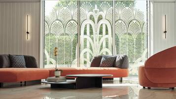 Un salon moderne doté d’une grande fenêtre, de deux canapés, d’une table basse et de panneaux décoratifs sur les murs.