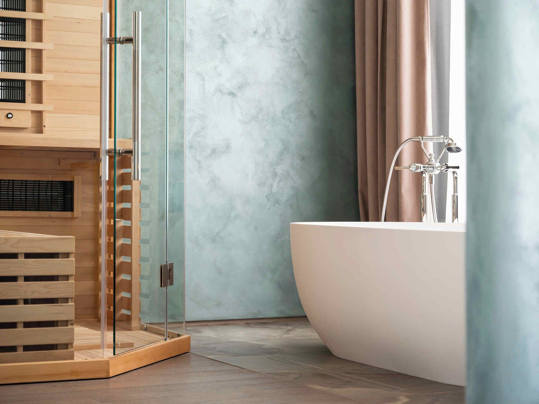 Un baño moderno con una bañera independiente, cabina de ducha con mampara de vidrio y muebles de madera.