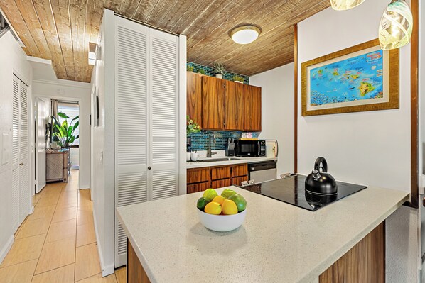 Fridge, microwave, oven, stovetop - Island comfort meets stylish coastal living (Kihei)