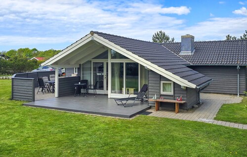 Lovely home in Hemmet with kitchen