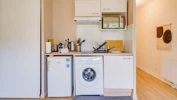 Refrigerador, microondas, parrilla de estufa y cafetera y tetera